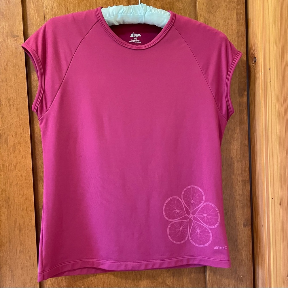 MEC purple cap sleeve active stretch top / size medium